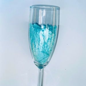 10 wine glass. None broken perfect condition besides a nice wash for them.